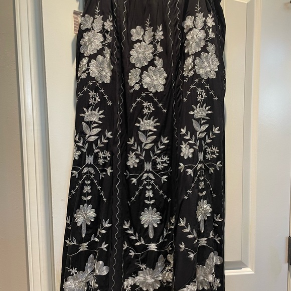 Tasha Polizzi Black maxi skirt embroidered with silver floral pattern - Picture 3 of 7